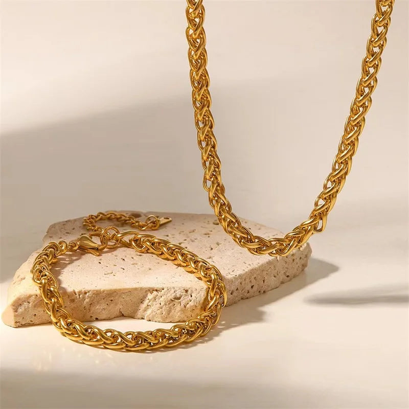 Amira Snake Chain – A sleek snake chain for a modern, refined look.
