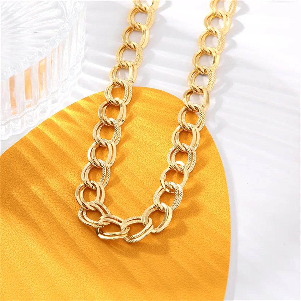 Amira Snake Chain – A sleek snake chain for a modern, refined look.