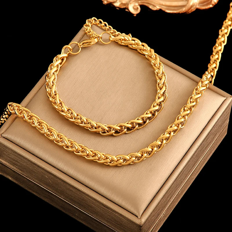 Amira Snake Chain – A sleek snake chain for a modern, refined look.