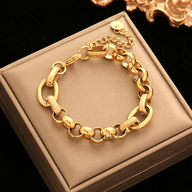 Zira Curb Bracelet – A bold curb chain bracelet for modern style.