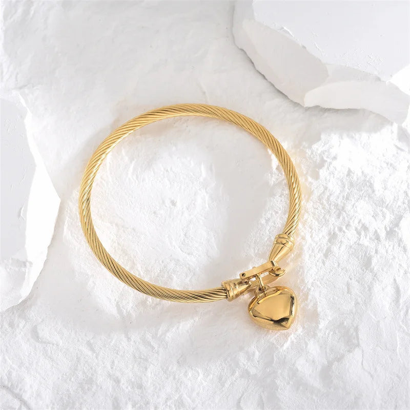 Noor Charm Bracelet – A graceful charm bracelet with subtle pendants.