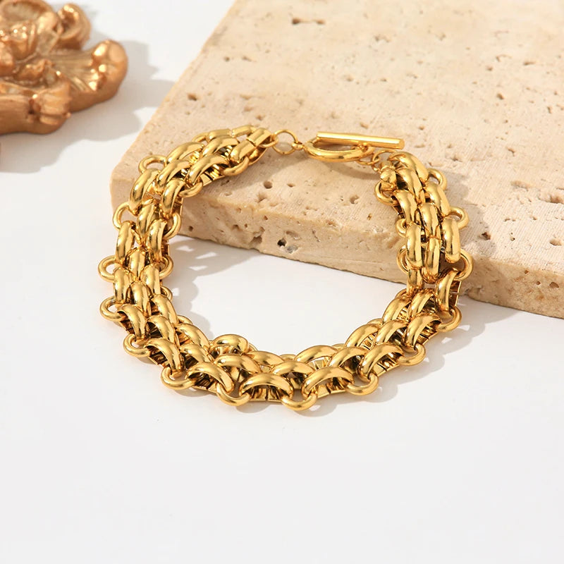 Ayla Layered Necklace – A layered necklace with mixed textures.