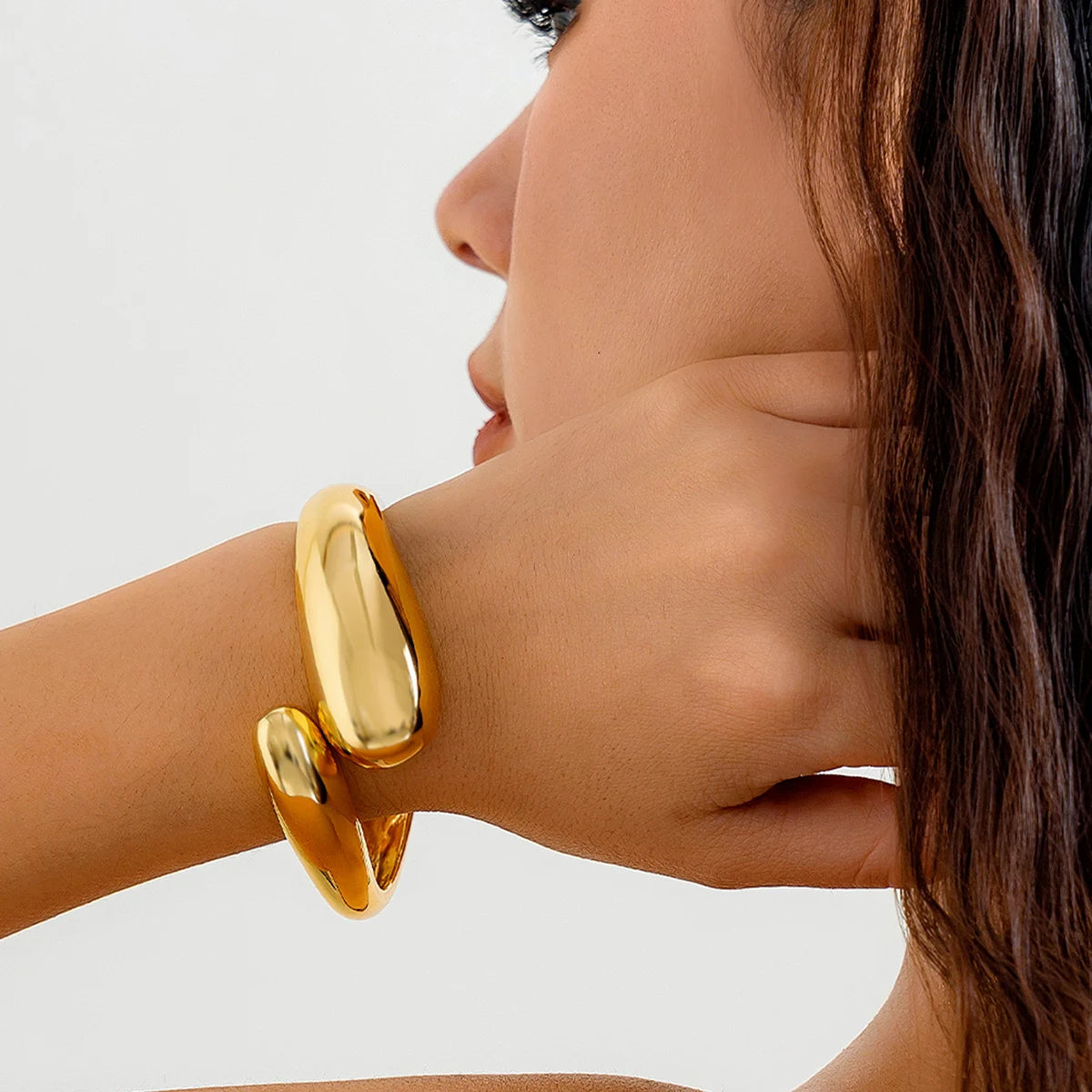 Zoira Twist Bracelet – A graceful gold bracelet with a delicate twisted design,
