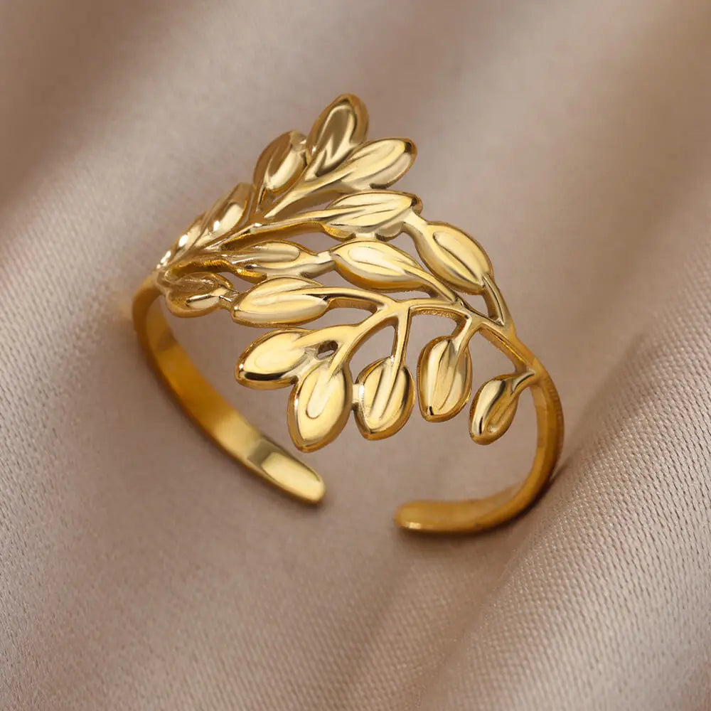 Venus Charm Rings – Romantic rings with a feminine touch.
