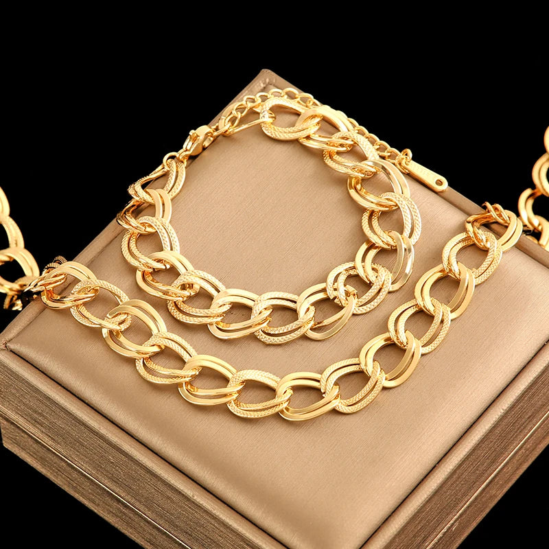 Amira Snake Chain – A sleek snake chain for a modern, refined look.
