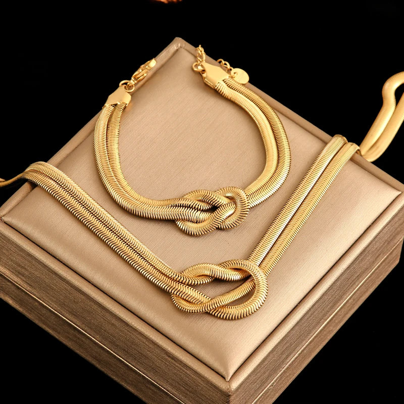 Amira Snake Chain – A sleek snake chain for a modern, refined look.