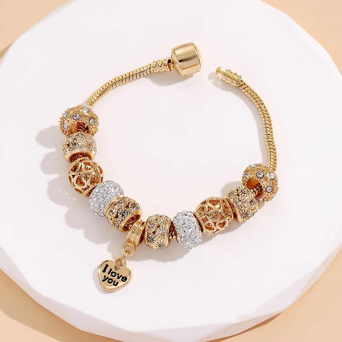 Solana Chain Bracelet – A delicate chain bracelet with a sun-kissed shine.