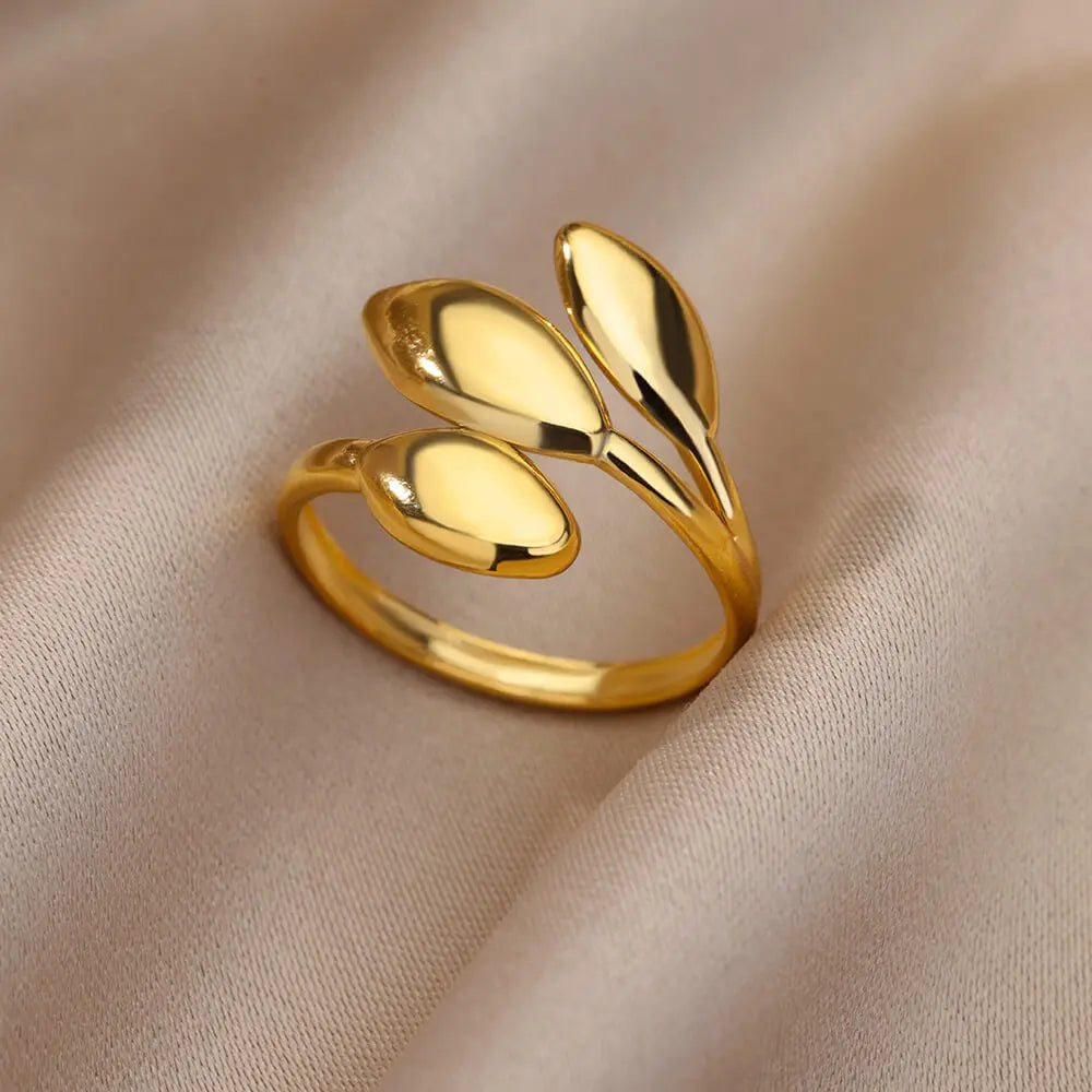 Venus Charm Rings – Romantic rings with a feminine touch.