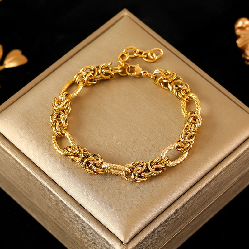 Zira Curb Bracelet – A bold curb chain bracelet for modern style.