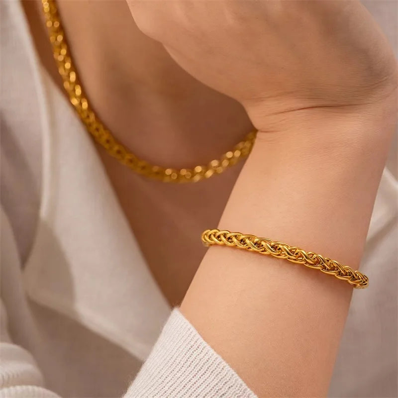 Amira Snake Chain – A sleek snake chain for a modern, refined look.