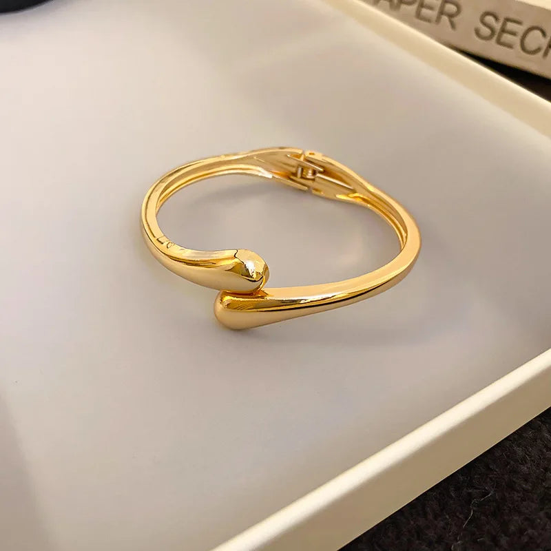Zoira Twist Bracelet – A graceful gold bracelet with a delicate twisted design,