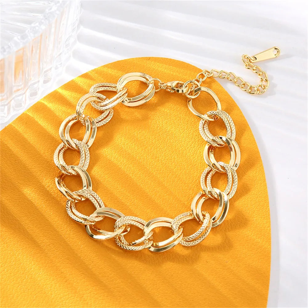 Amira Snake Chain – A sleek snake chain for a modern, refined look.