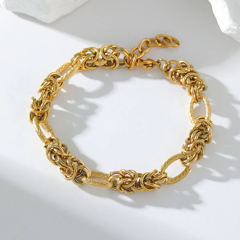Zira Curb Bracelet – A bold curb chain bracelet for modern style.