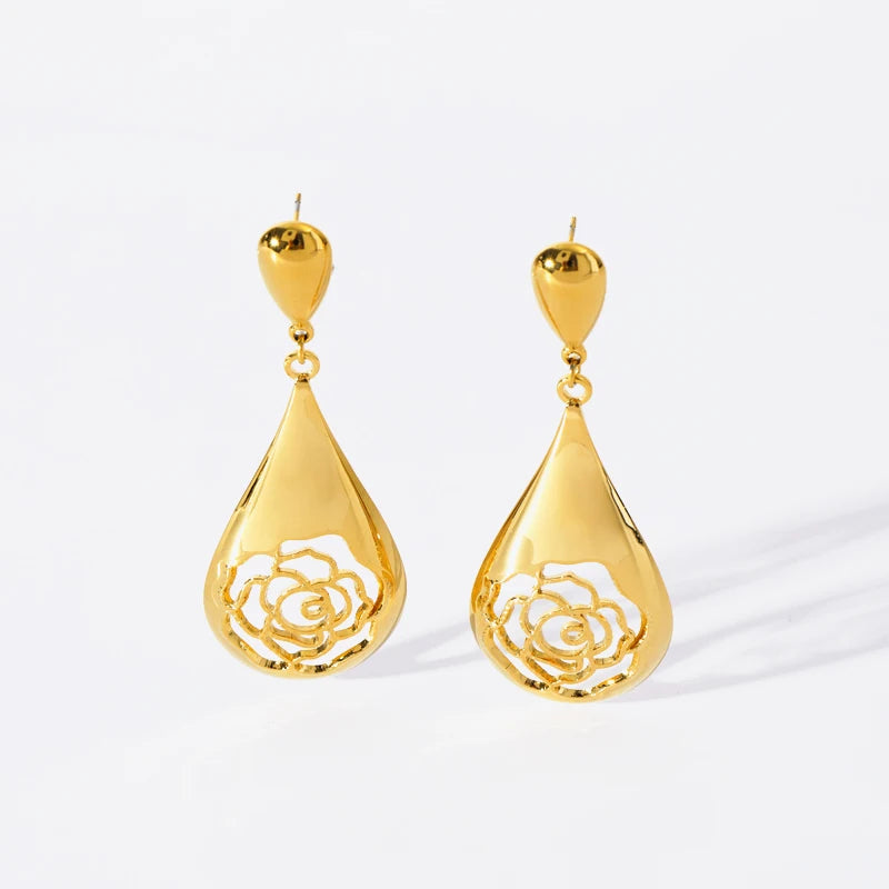 Luna Drops – Elegant drop earrings with a golden glow.