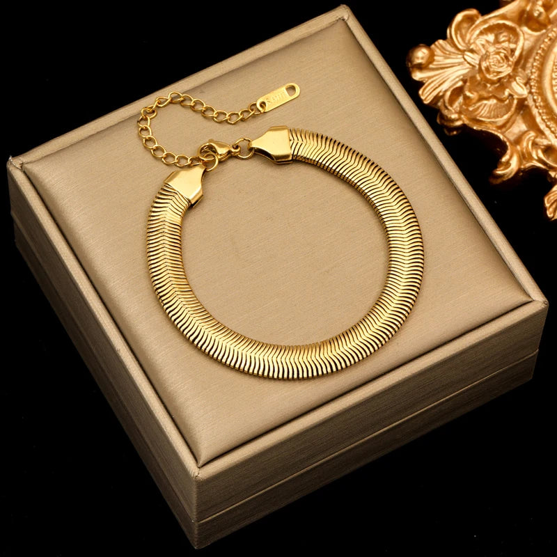 Zira Curb Bracelet – A bold curb chain bracelet for modern style.
