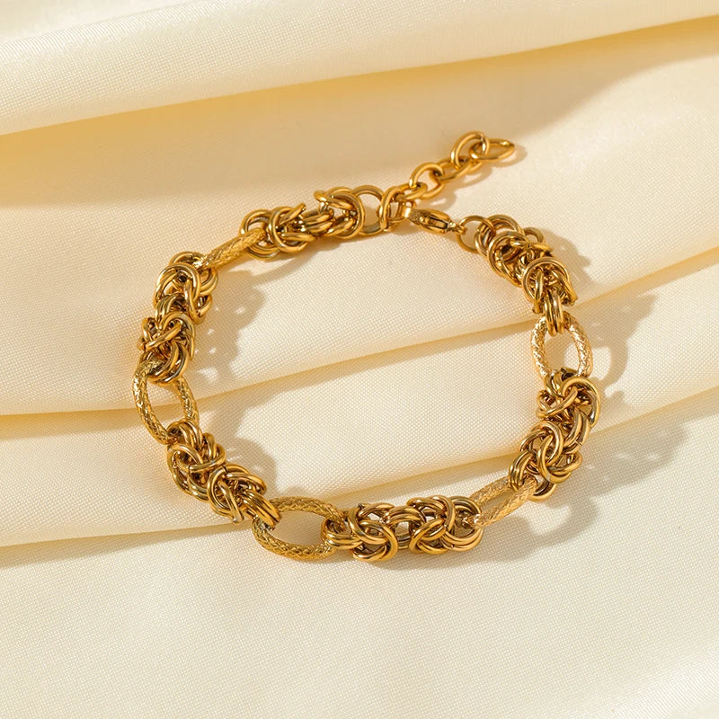 Zira Curb Bracelet – A bold curb chain bracelet for modern style.