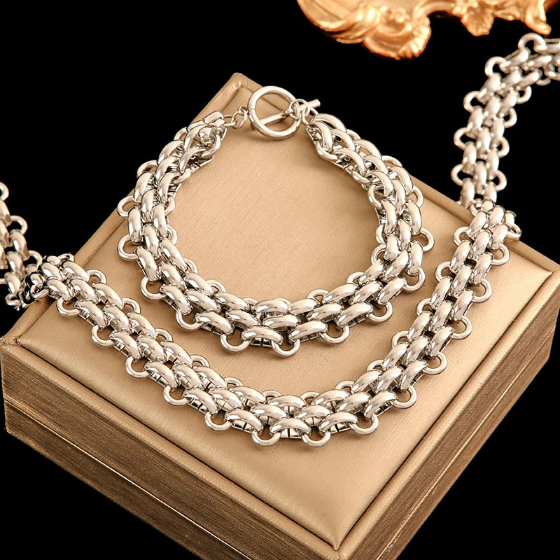 Ayla Layered Necklace – A layered necklace with mixed textures.