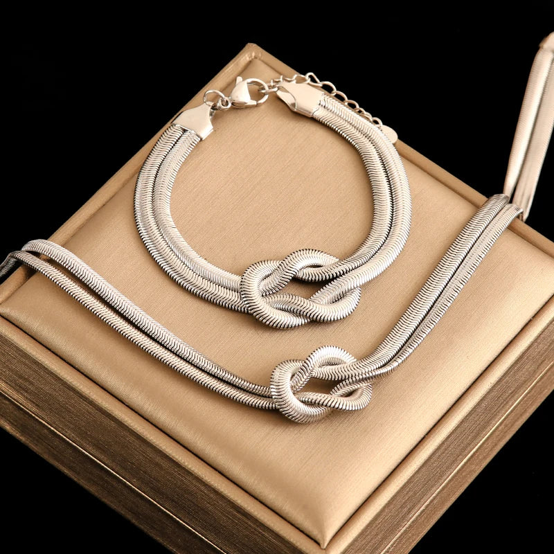 Amira Snake Chain – A sleek snake chain for a modern, refined look.