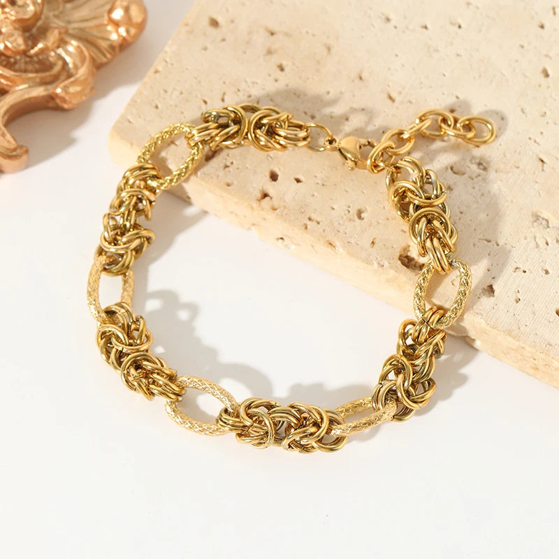 Zira Curb Bracelet – A bold curb chain bracelet for modern style.
