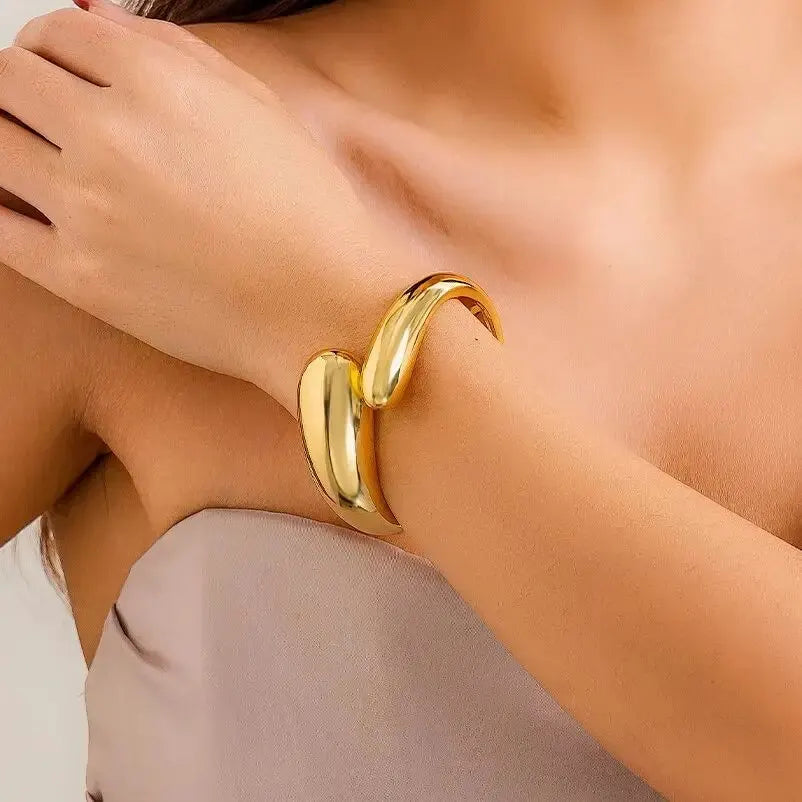 Zoira Twist Bracelet – A graceful gold bracelet with a delicate twisted design,