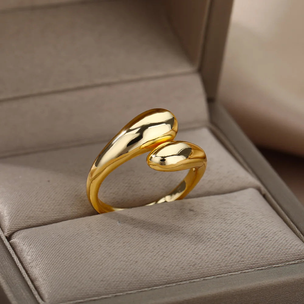 Venus Charm Rings – Romantic rings with a feminine touch.