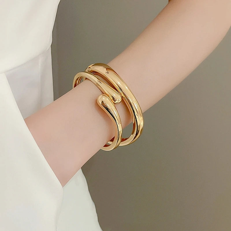 Zoira Twist Bracelet – A graceful gold bracelet with a delicate twisted design,