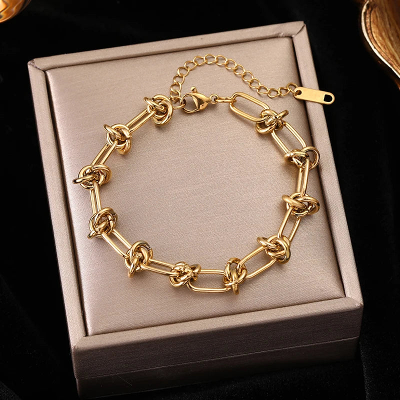 Zira Curb Bracelet – A bold curb chain bracelet for modern style.