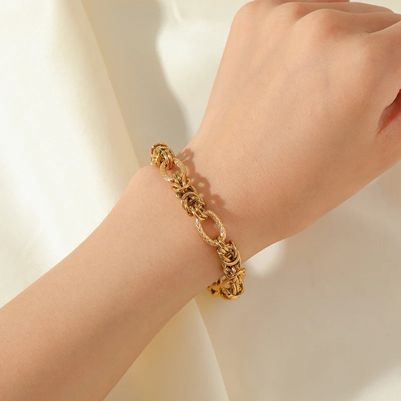 Zira Curb Bracelet – A bold curb chain bracelet for modern style.