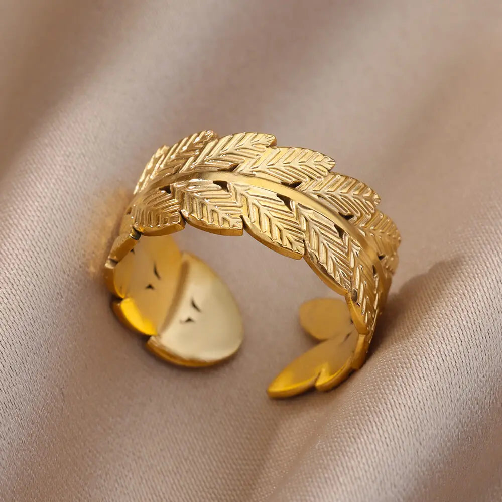 Venus Charm Rings – Romantic rings with a feminine touch.