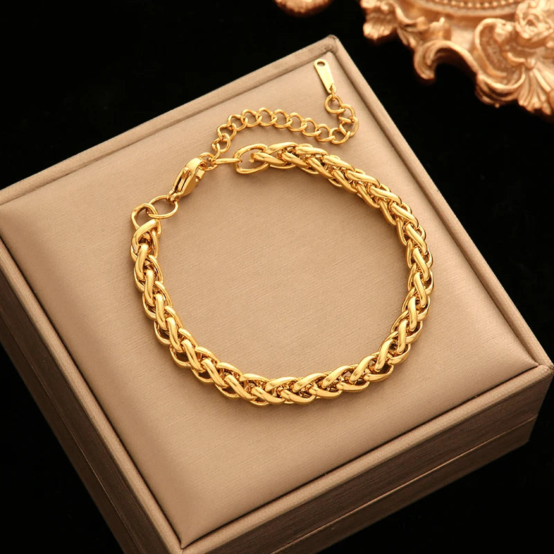 Zira Curb Bracelet – A bold curb chain bracelet for modern style.