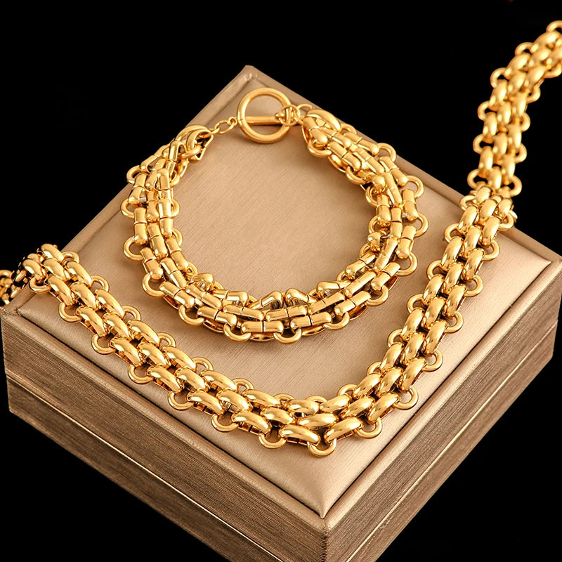 Ayla Layered Necklace – A layered necklace with mixed textures.