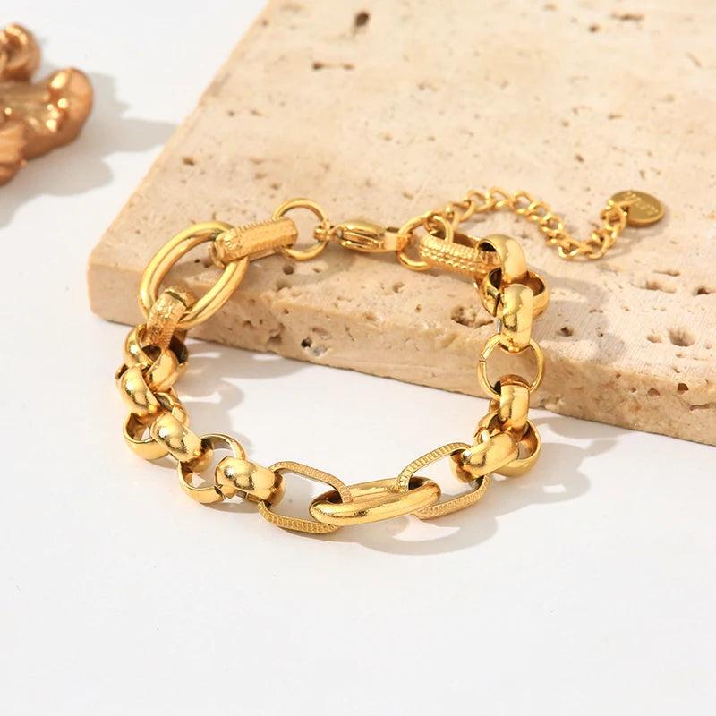 Mira Paperclip Bracelet – Trendy gold links with a sleek finish.