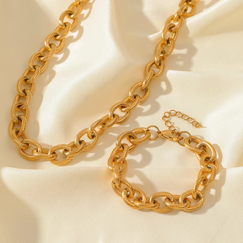 Zahara Twist Bracelet – A twisted gold bracelet exuding playful elegance.