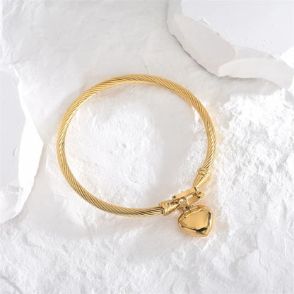 Noor Charm Bracelet – A graceful charm bracelet with subtle pendants.