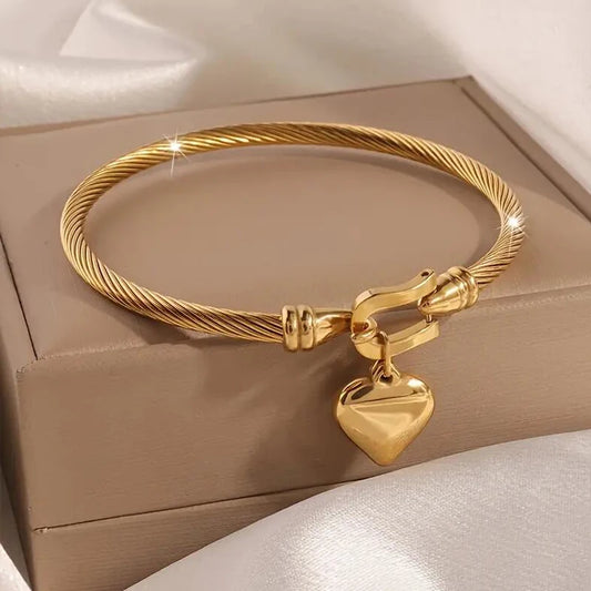 Noor Charm Bracelet – A graceful charm bracelet with subtle pendants.