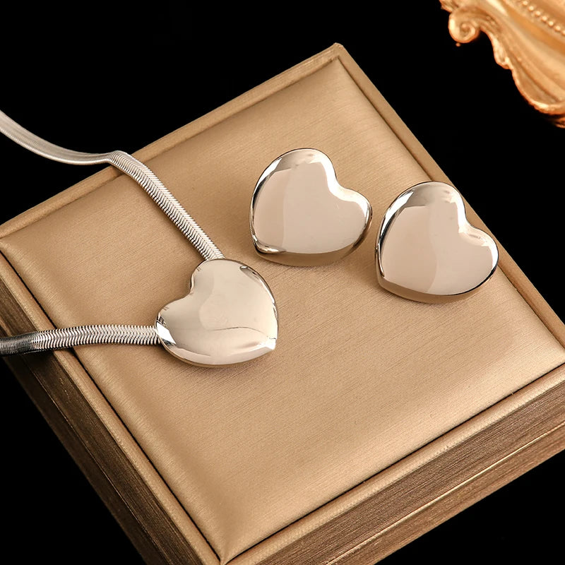 Solene Heart Necklace – A charming gold heart necklace, perfect for gifting.