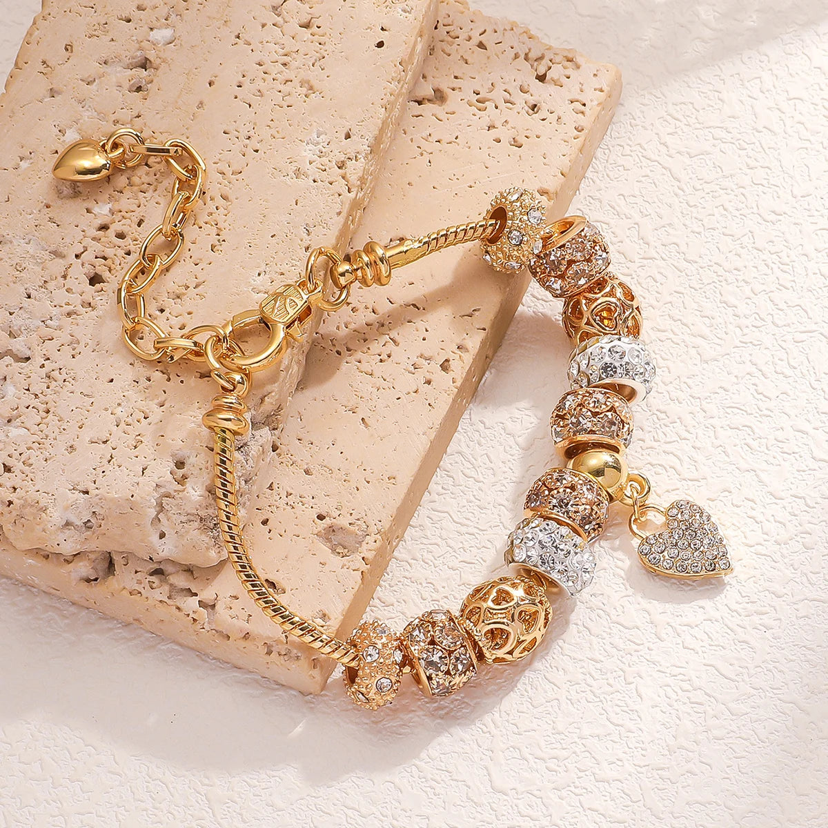 Solana Chain Bracelet – A delicate chain bracelet with a sun-kissed shine.