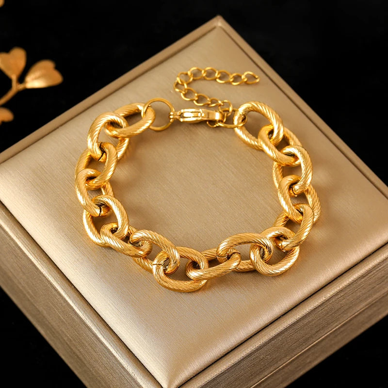 Zahara Twist Bracelet – A twisted gold bracelet exuding playful elegance.