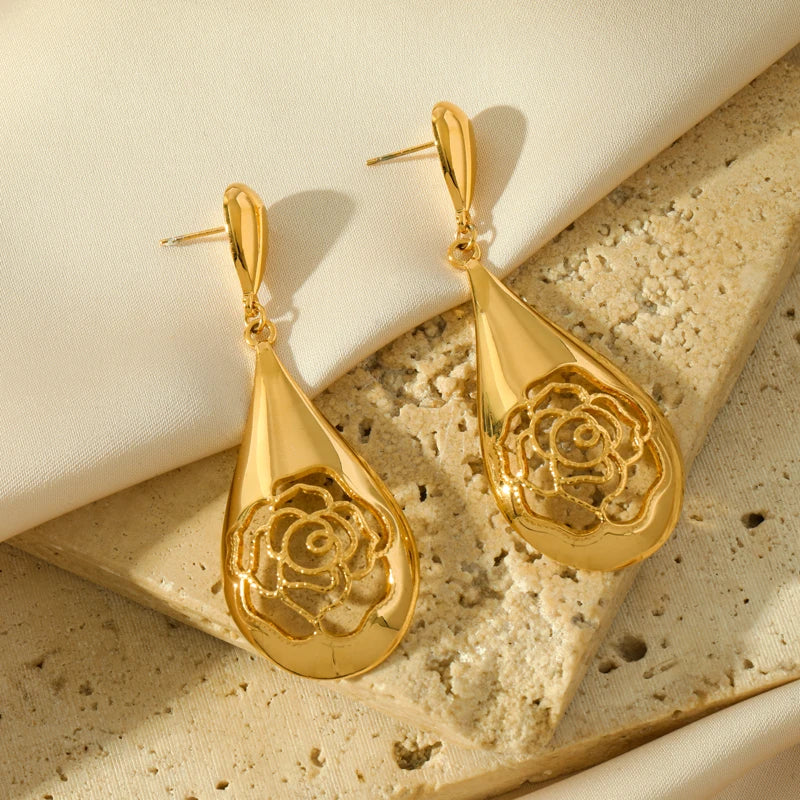 Luna Drops – Elegant drop earrings with a golden glow.