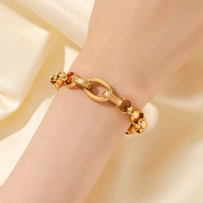 Mira Paperclip Bracelet – Trendy gold links with a sleek finish.