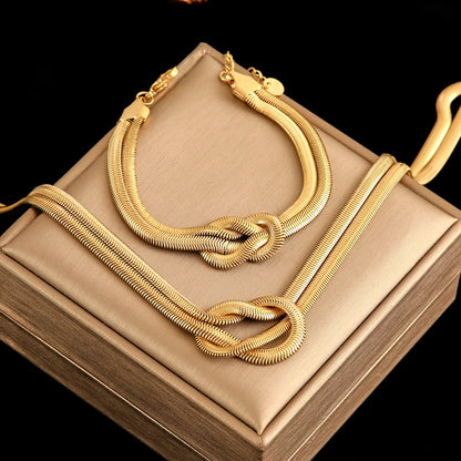 Amira Snake Chain – A sleek snake chain for a modern, refined look.