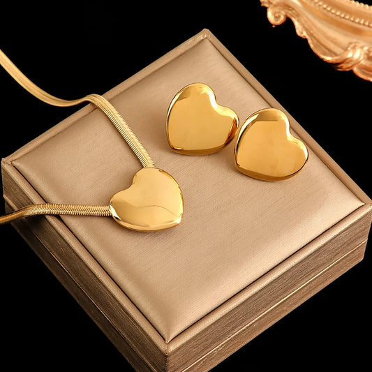 Solene Heart Necklace – A charming gold heart necklace, perfect for gifting.