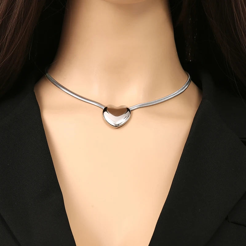 Solene Heart Necklace – A charming gold heart necklace, perfect for gifting.