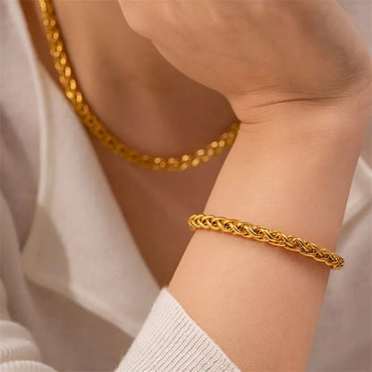 Amira Snake Chain – A sleek snake chain for a modern, refined look.