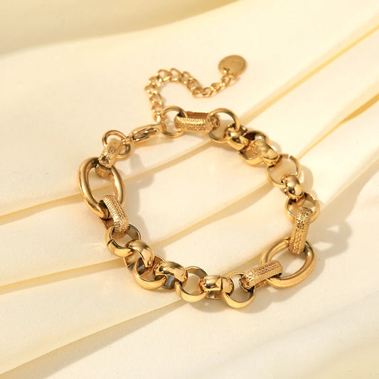 Mira Paperclip Bracelet – Trendy gold links with a sleek finish.