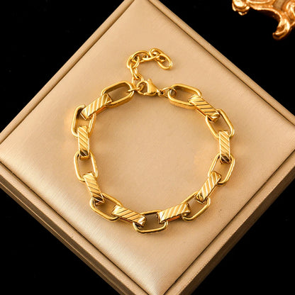 Zira Curb Bracelet – A bold curb chain bracelet for modern style.