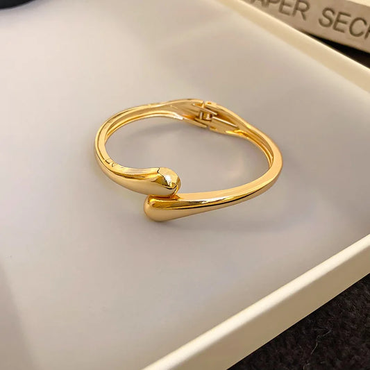 Zoira Twist Bracelet – A graceful gold bracelet with a delicate twisted design,
