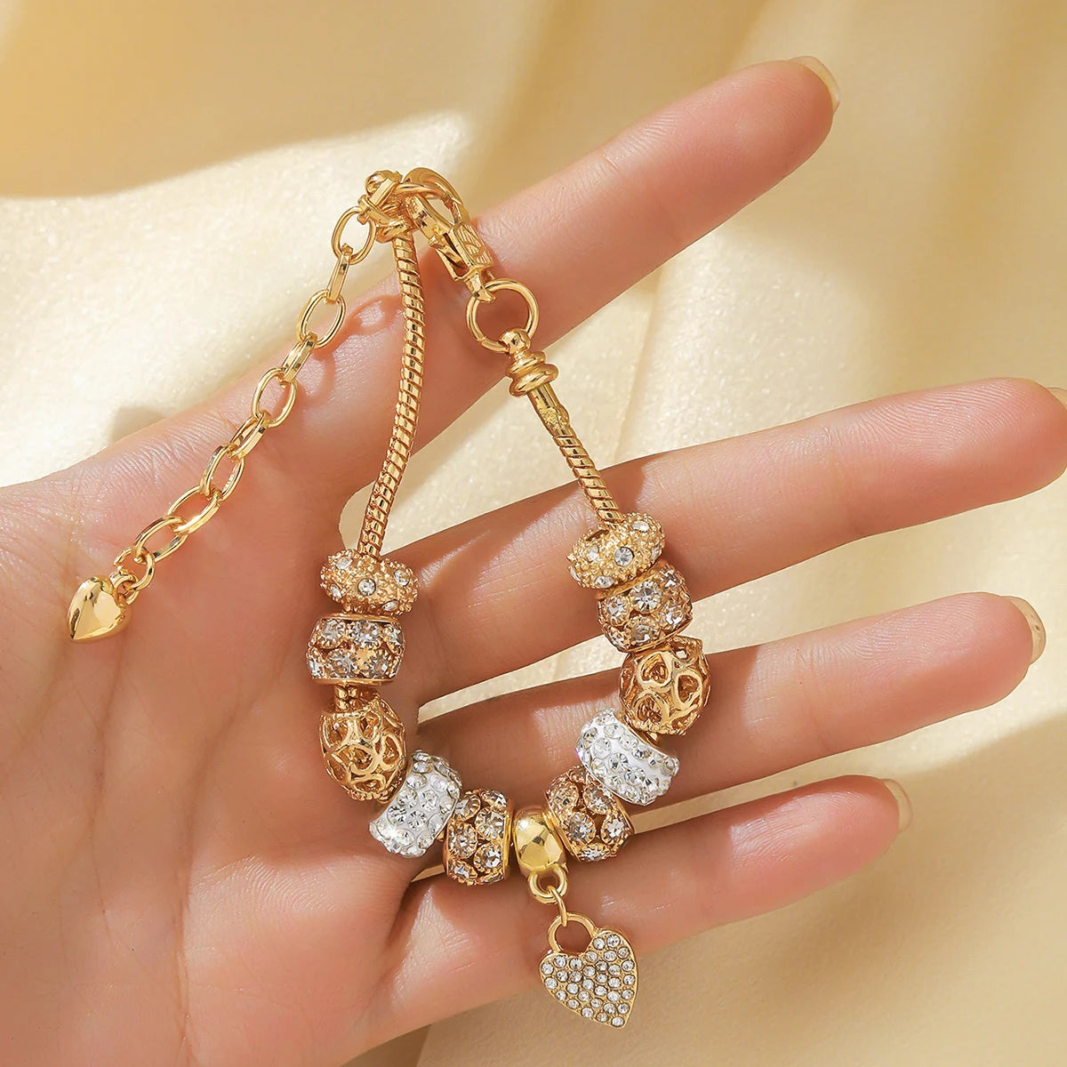 Solana Chain Bracelet – A delicate chain bracelet with a sun-kissed shine.