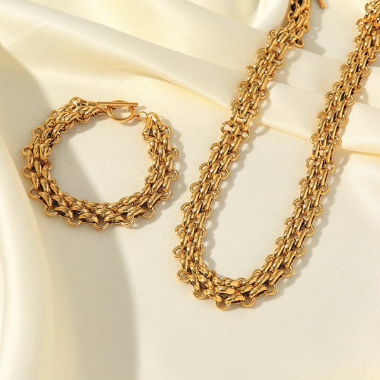 Ayla Layered Necklace – A layered necklace with mixed textures.