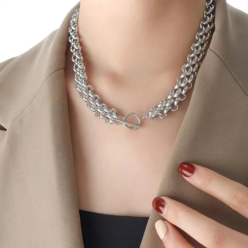 Solene Heart Necklace – A charming gold heart necklace, perfect for gifting.